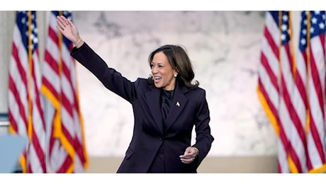 Il tailleur viola scuro di Kamala Harris nel discorso della resa è un simbolo di resilienza