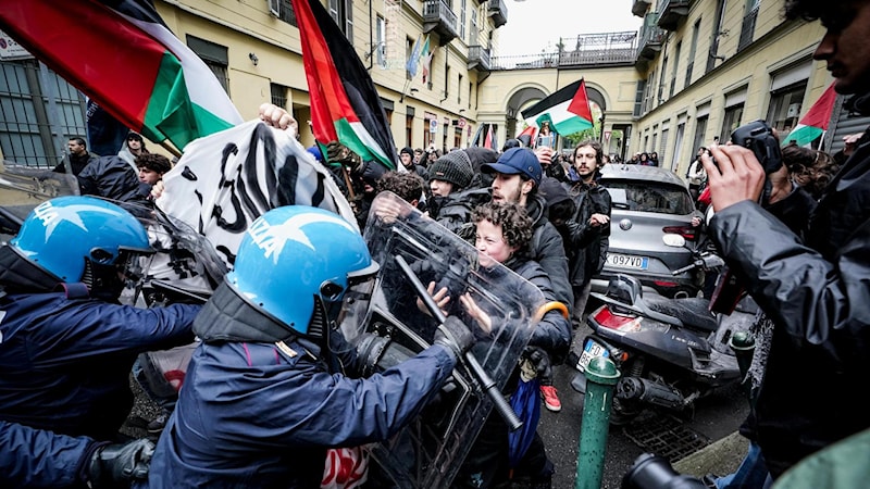 VIDEO Torino, scontri tra studenti Pro-Palestina e poliziotti: manganellate e insulti