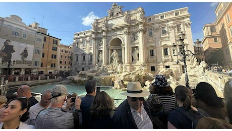 Fontana di Trevi transennata, inizia il restyling. E dal Giubileo ingresso a numero chiuso: «Al lavoro sul biglietto»