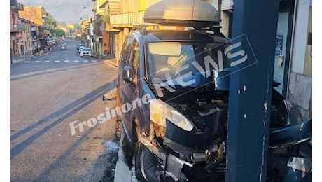 Perde il controllo del furgoncino, finisce sul marciapiede e si schianta contro un palo: miracolata una donna