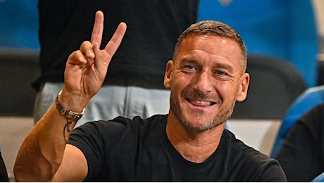 Totti compie 48 anni, gli auguri della Roma: “Buon compleanno, Francesco”. E Isabel lo fa piangere: “Ti amo papino” (VIDEO)