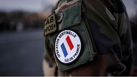 Un militare dell'antiterrorismo accoltellato a Parigi, 1 arresto