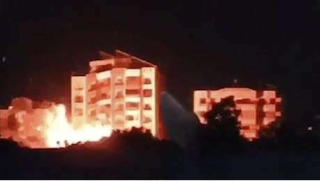 Libano, raid notturno su Beirut: edificio si sbriciola dopo esser stato colpito dalle bombe israeliane