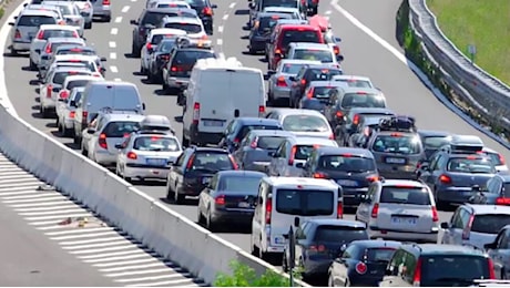Camion si ribalta e perde il carico: un ferito e traffico paralizzato