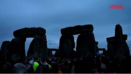 Stonehenge, si attende tutti insieme la prima luce del giorno nel solstizio d’inverno