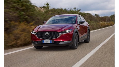 Mazda CX-30 2025, prima prova con il motore e-Skyactiv G da 140 CV | Video