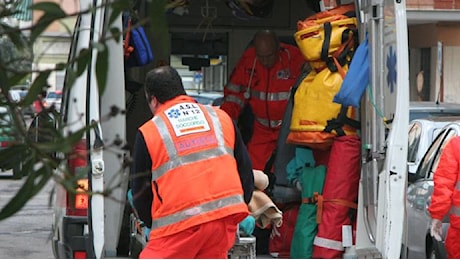 Albero caduto su un furgone in transito, un 56enne portato in ospedale