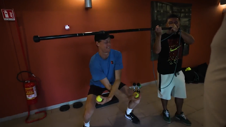 Sinner, su YouTube l'avvicinamento a Roma: allena i riflessi così con le palline da tennis - La Gazzetta dello Sport Sinner, su YouTube l'avvicinamento a Roma: allena i riflessi così con le palline da tennis - La Gazzetta dello Sport