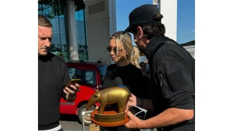 Tapiro d'oro per Totti al ritorno da Miami: lui lo lascia in strada e se ne va