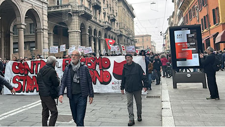 Bologna: centro blindato per le manifestazioni, scontri con la polizia al Pincio. Picchiato un passante, la diretta