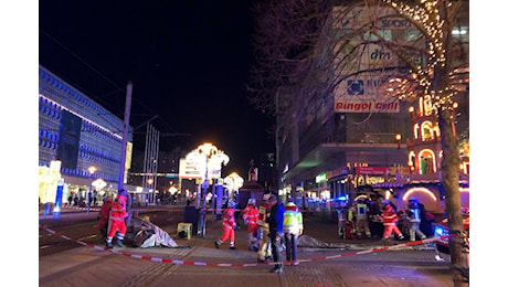 Auto sul mercatino di Natale a Magdeburgo