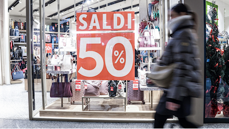 Saldi invernali 2025, le date e quanto spenderanno gli italiani