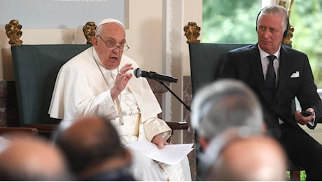 Papa Francesco in Belgio chiede “perdono” per gli abusi sessuali dei preti e le adozioni forzate: “Una vergogna anche un solo caso”