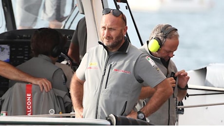 Max Sirena e il discorso a Luna Rossa per la rimonta su Ineos: «Due secondi per far girare il vento a favore»