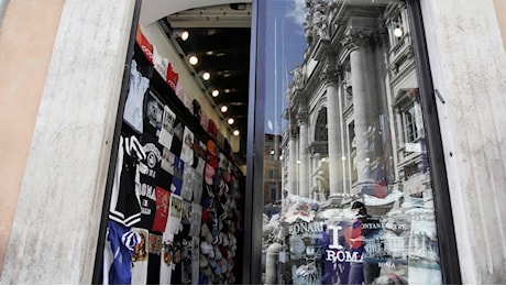 Fontana di Trevi contingentata. I commercianti: “Meno turisti, meno soldi. A noi non pensa nessuno”