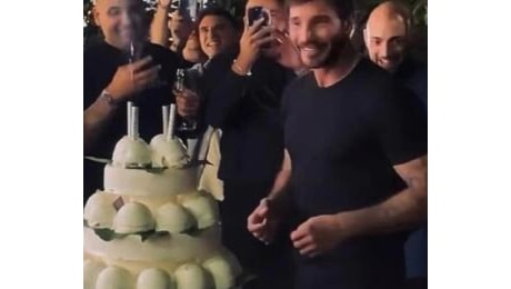 Stefano De Martino festeggia i suoi 35 anni in pizzeria a Napoli: il party