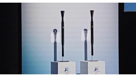 Sottile e hi-tech: ecco la torcia olimpica di Milano Cortina 2026