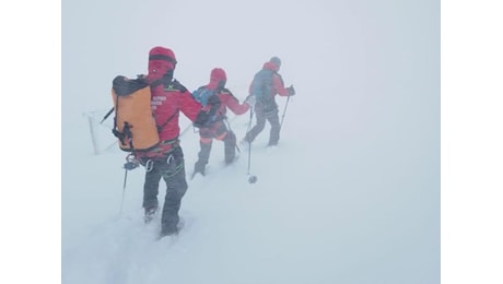 Troppa neve e vento, sospesi i soccorsi degli alpinisti bloccati sul Gran Sasso