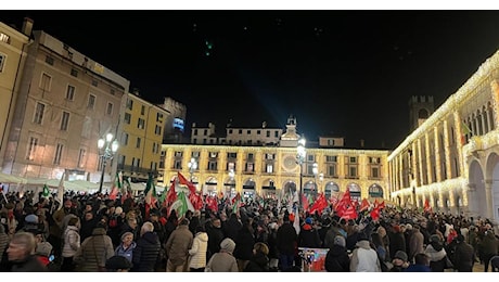 Il ricordo dei caduti, striscioni e bandiere: scende in piazza la Brescia antifascista