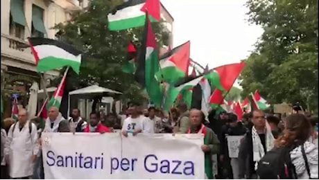 Centinaia i partecipanti al corteo pro Palestina: un minuto di silenzio per le vittime