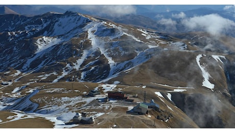 Alpinisti dispersi sul Gran Sasso, riprendono i soccorsi con il rischio valanghe e l’incognita maltempo: il piano del sorvolo in elicottero