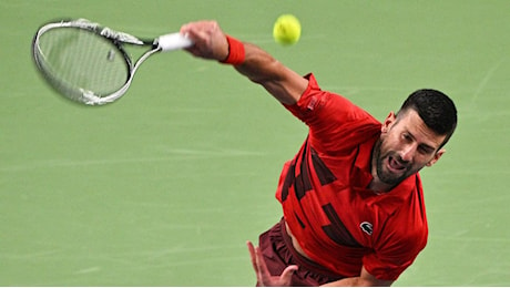 Djokovic batte a fatica Mensik e continua la caccia al 100° titolo. In semifinale sfiderà Fritz