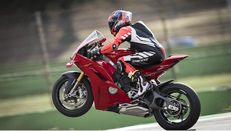 Ducati V4 S, la prova in pista con 216 Cv su 187 kg