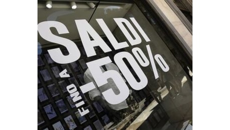 Commercio, primo week - end di saldi in Campania: incassi per 125 milioni