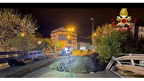 Padre e figlio morti in una voragine sulla strada a Valdagno: sei indagati