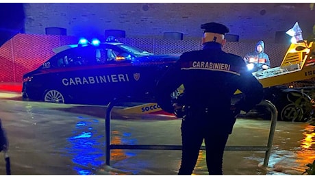 Maltempo a Castelfranco. Gazzella dei carabinieri rimane bloccata nella strada allagata