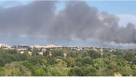 Roma: ancora un incendio al Tiburtino, nube di fumo su Casal de' Pazzi e sul parco dell'Aniene