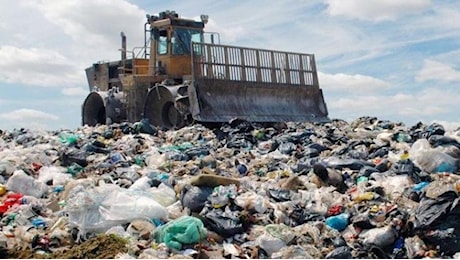 Dorme dentro un cassonetto e finisce in discarica: si sveglia appena in tempo per salvarsi