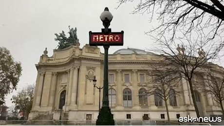 Lo spettacolo della prima neve a Parigi. E in Normandia gli scorci sono suggestivi