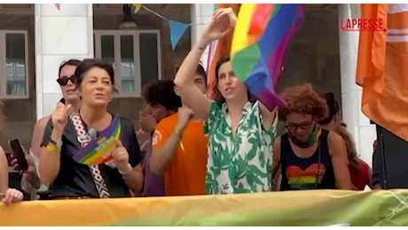 Milano Pride, Schlein balla sulle note di Sesso e Samba