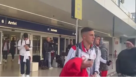 Il Cagliari atterra a Linate: tifosi rossoblù ad accogliere la squadra diretta a Monza