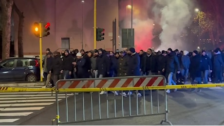 Derby Roma-Lazio, il corteo degli ultras biancocelesti tra cori e lanci di petardi