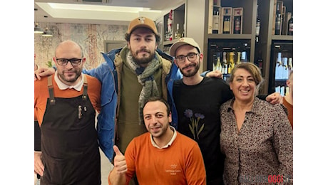 Pinguini tattici nucleari a Olbia, foto al bar prima del concerto di Capodanno