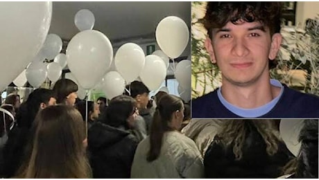 Centinaia di palloncini bianchi in cielo per Edoardo Poggioli. L'addio dei compagni dell'IT Morigia