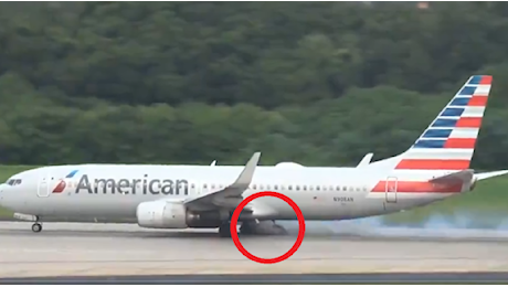 L'aereo corre a tutta velocità sulla pista ma esplode uno pneumatico: il pilota frena di colpo e interrompe il decollo