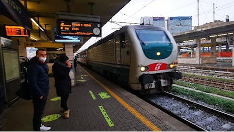 Genova, controllore accoltellato sul treno mentre verifica i biglietti. «Aggredito da due nordafricani, è grave»