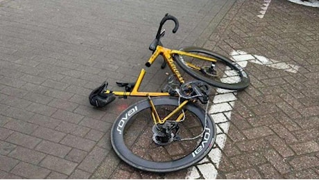 Incidente per Evenepoel: sbatte contro la portiera di un furgone, ha varie fratture ma tornerà presto in bici