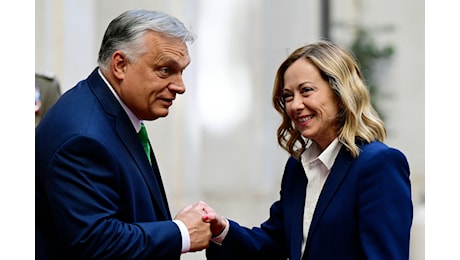 Meloni riceve Orban: D'accordo su migranti, è alleato prezioso anche per Nato