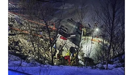 Norvegia, bus esce di strada e finisce in acqua: ci sono morti