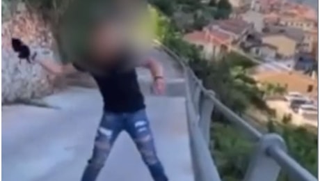 Lancia un gattino da un ponte e posta il video sui social: giovane denunciato a Lanusei, in Sardegna