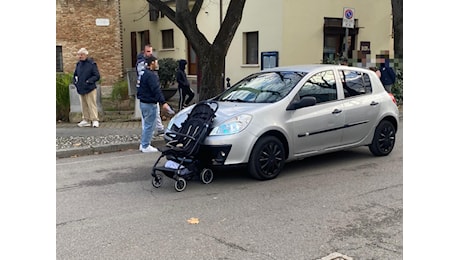 Spaventoso incidente: auto investe mamma e bimbo di due anni