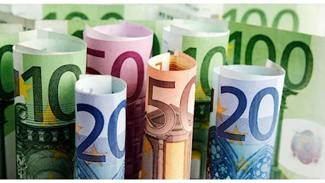 Fase di Contrazione per l’Euro Dollaro, con il PMI dell’Eurozona che Pesa sulla Valuta Unica