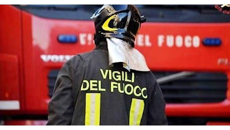 Scoppia un incendio in un condominio: momenti di paura