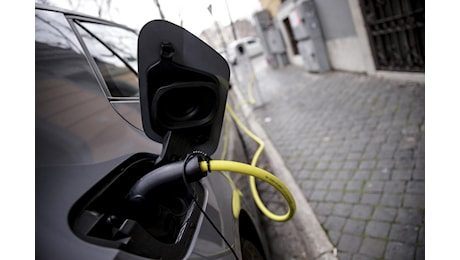 Auto elettriche, Confindustria chiede all'Ue: Rivedere norme prima del 2026