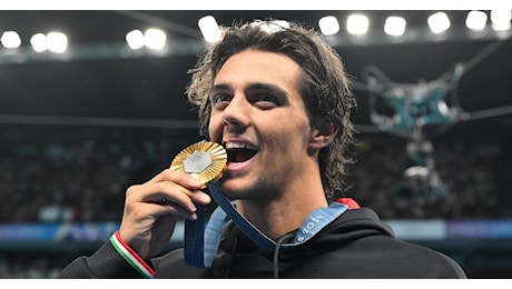 Olimpiadi, nuoto: immenso Thomas Ceccon medaglia d'oro nei 100 metri dorso