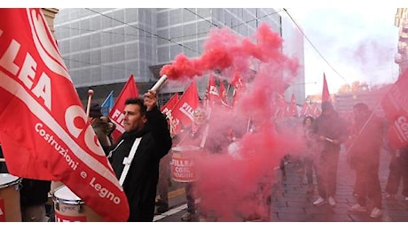 Torino, in migliaia al corteo di sindacati e studenti (ma ci sono anche i Pro-Pal)